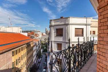 Ático totalmente reformado en Cortes/Centro