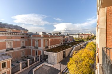 Elegancia con terraza en Jerónimos, junto al pulmón de Madrid!!